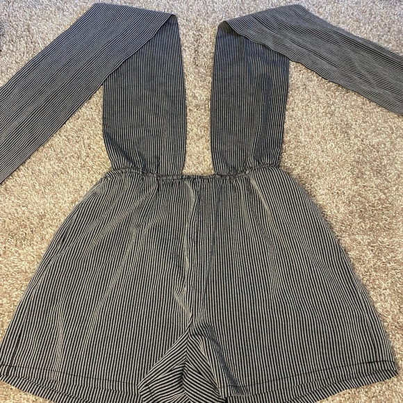 Plugging next Crisscross Backless Striped Romper - Picture 3 of 6